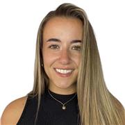 Maestra ofrece apoyo escolar para niños/as de Primaria en verano